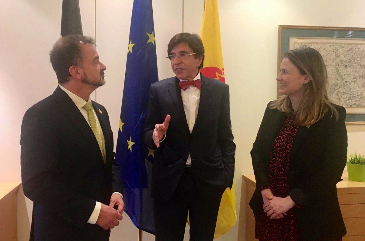 El conseller Bosch amb el president de Valònia, Elio Di Rupo, i la delegada a Brussel·les, Meritxell Serret.