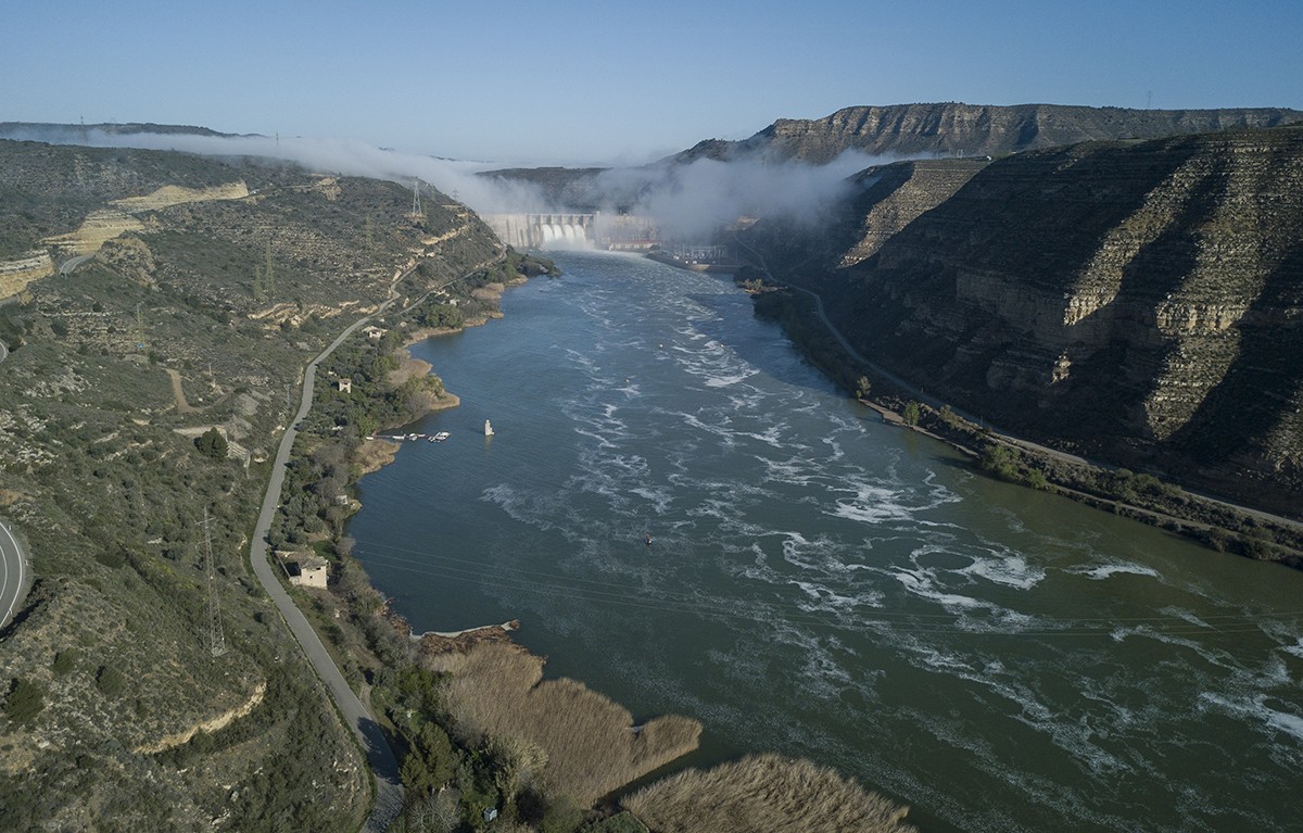 La presa de Mequinensa i la cua de l'embassament de Riba-roja durant les maniobres de desembassament
