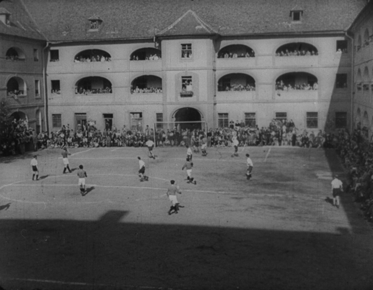 Imatge d'un partit de futbol al camp de concentració nazi de Terezín 