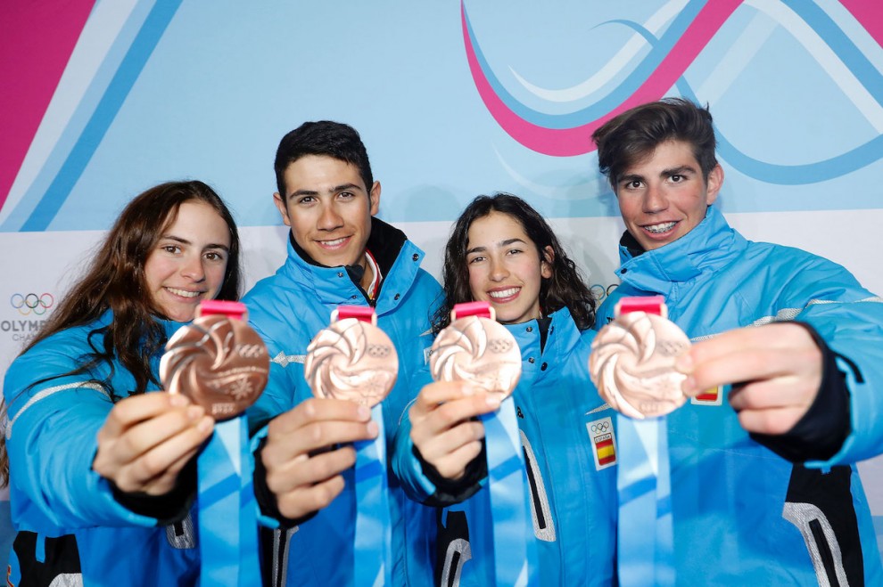 Ràdua, segon per l’esquerra, mostra amb els seus companys la medalla de bronze
