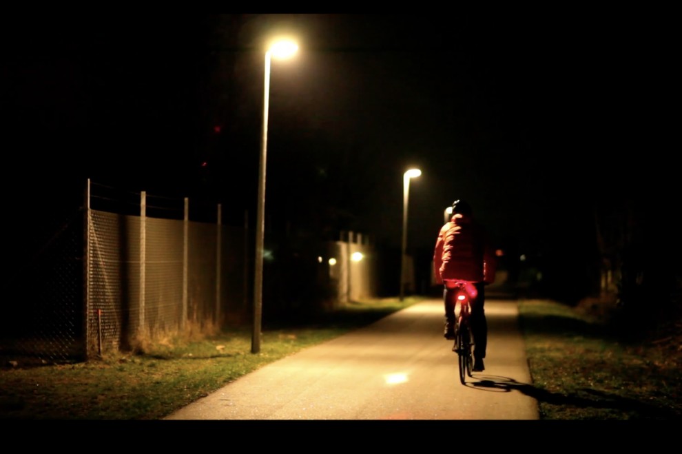 Un ciclista circula per un carrer amb fanals intel·ligents