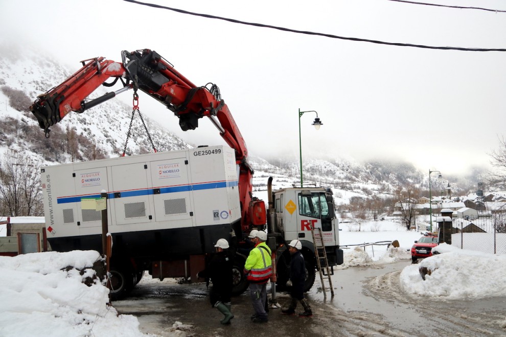 Un camió descarregant el grup electrogen a Àreu