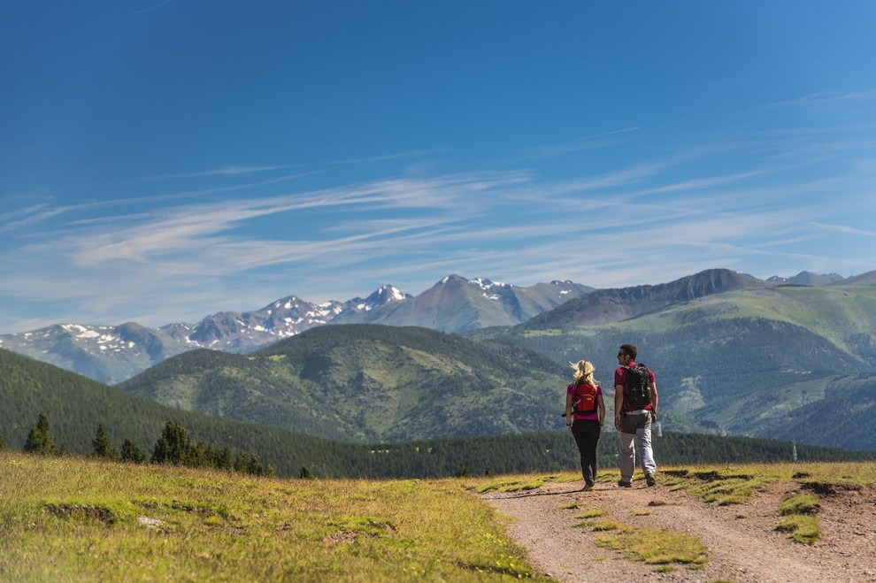 Dos turistes fent una ruta al Pallars Sobirà a l’estiu