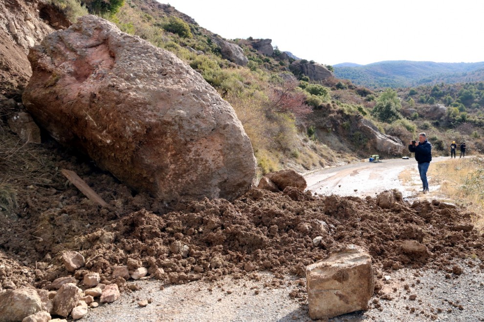 L'alcalde de Conca de Dalt fotografia la gran roca un cop s'ha pogut fer caure