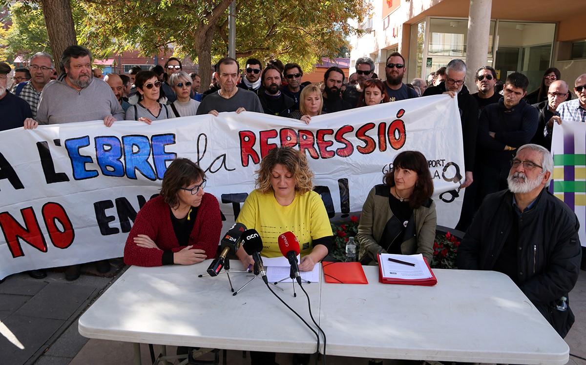 Membres del Grup de Suport contra la Repressió de les Terres de l'Ebre en la roda de premsa per denunciar la repressió a Amposta