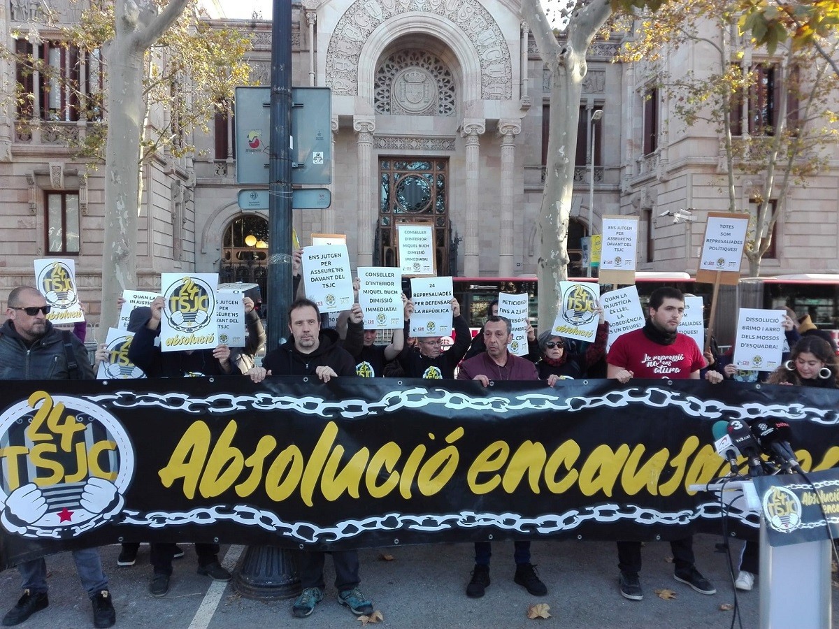 Activistes davant del Palau de Justícia de Barcelona