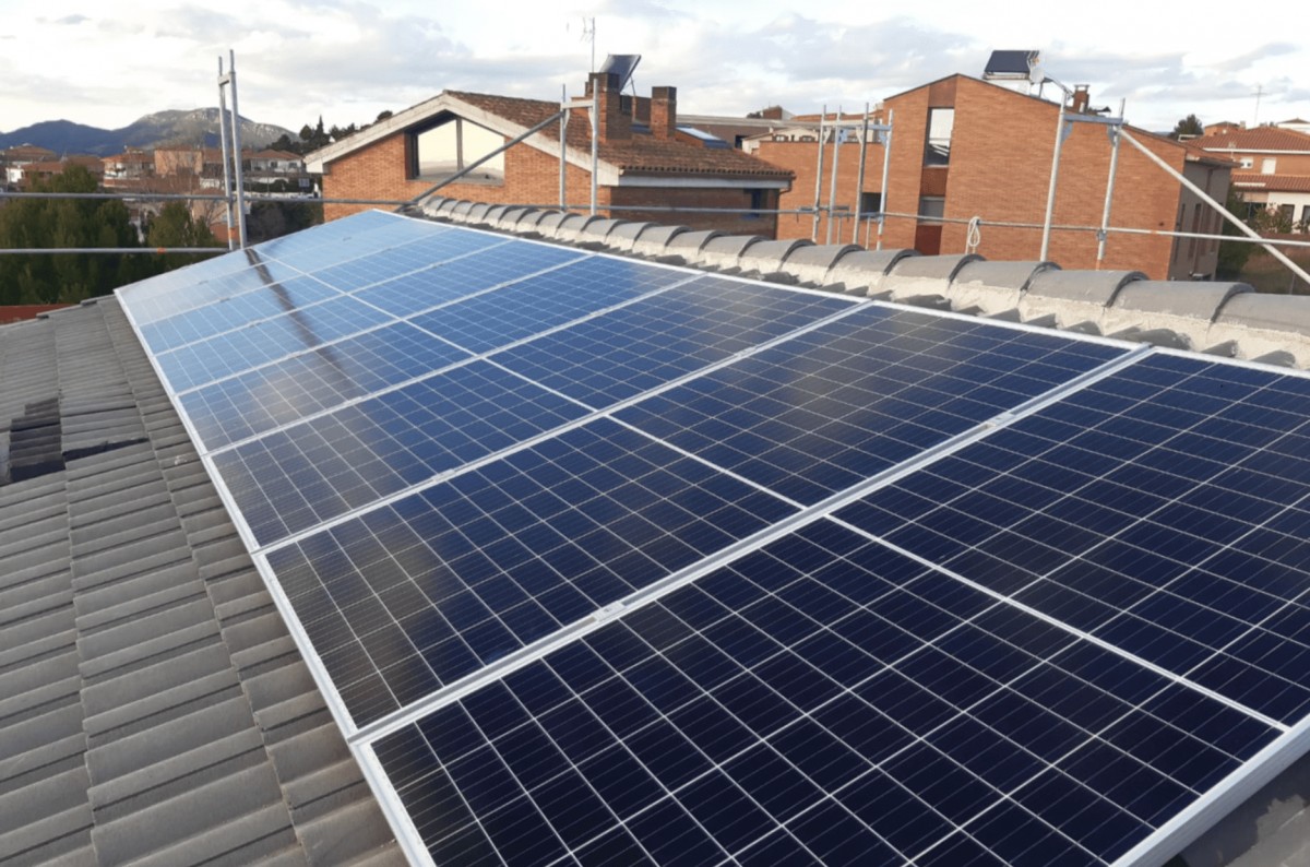 Les primerse plaques fotovoltaiques instal·lades per Energia Positiva, en una casa d'Ullastrell