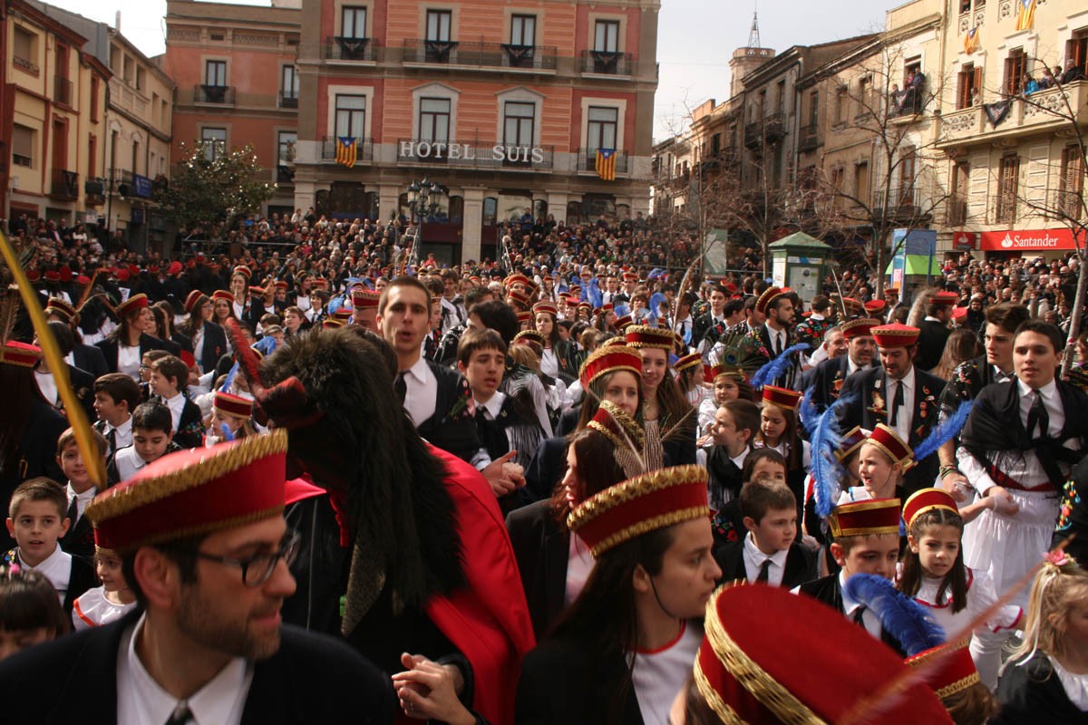 Aspecte de la plaça de la Vila de Sant Celoni després de la ballada de Gitanes de l'amy 2015