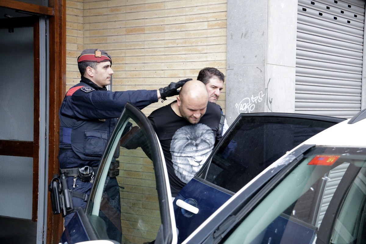 Els Mossos d'Esquadra enduent-se el detingut per matar un paleta a Puigcerdà