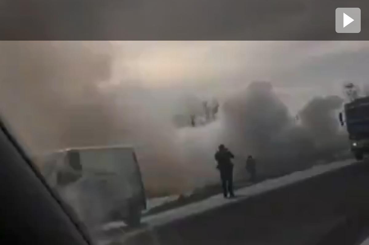 Fragment del vídeo en què es pot veure el cotxe cremant