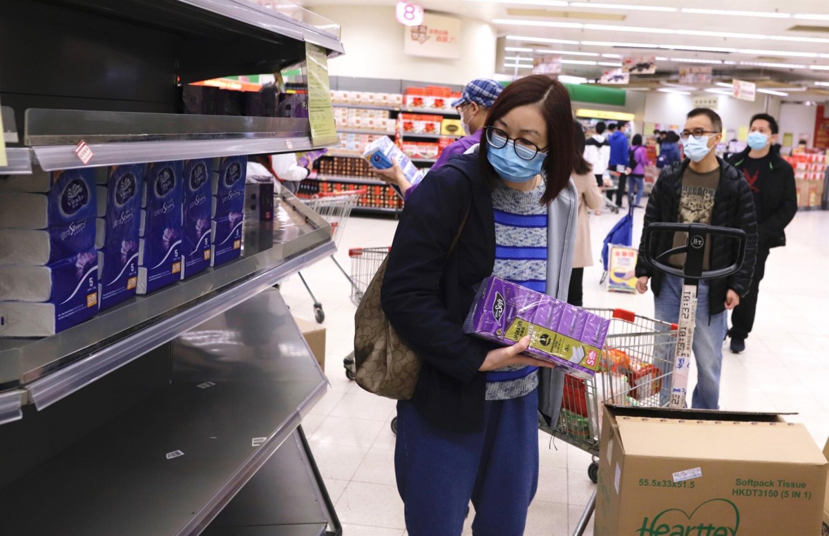 Una dona a un supermercat xinès durant l'alerta del coronavirus