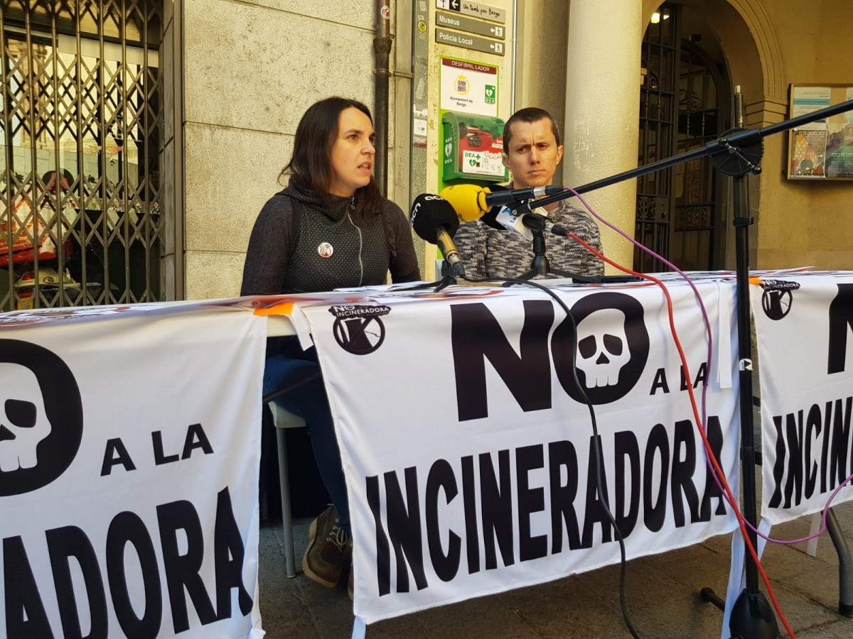 Roda de premsa que la Plataforma Anti Incineradora de Cercs ha fet aquest dilluns a la plaça de Sant Pere de Berga