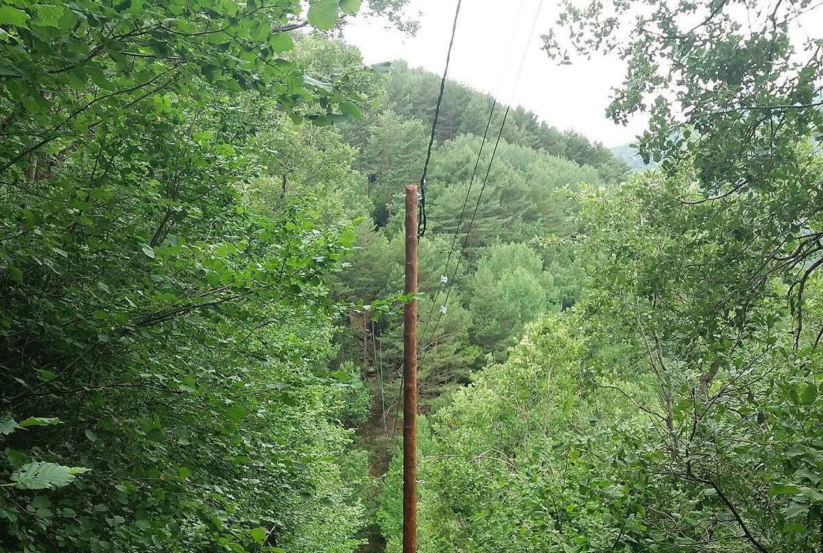 Un dels cables elèctrics substituïts per Endesa
