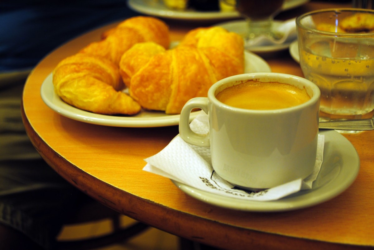 Un cafè amb llet i uns croissants, típic per esmorzar