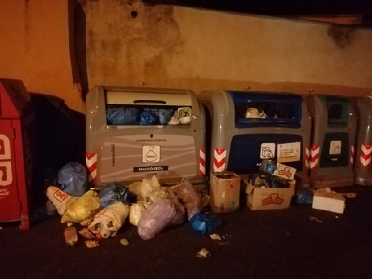 Bosses d'escombraries dipositades fora dels contenidors a Santa Bàrbara