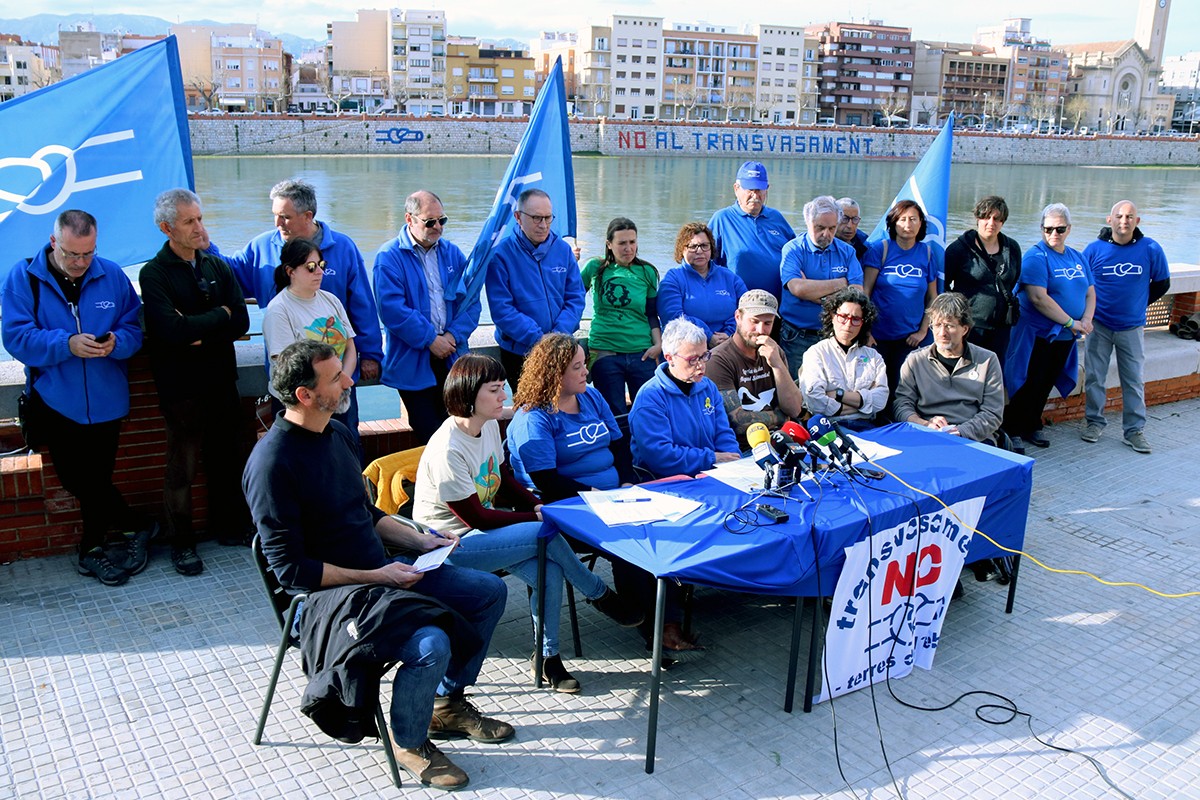 Roda de premsa de representants de la PDE i entitats ecologistes del territori vora el riu Ebre, a Tortosa. 