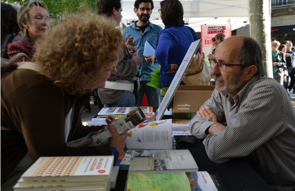Josep Maria Aloy signant llibres a Manresa, durant Sant Jordi de 2015