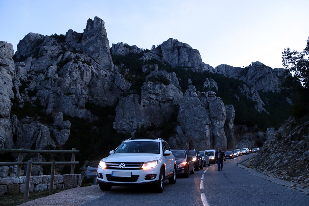 Vehicles que van participar este dissabte en la marxa per il·luminar el massís del Mont Caro a l'inici de l'acció. 