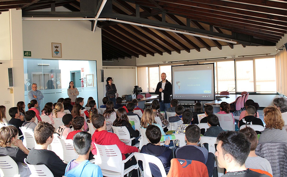 L'alcalde Fernández fent l'encàrrec al futur consell d'infants de Santa Eugènia de Berga
