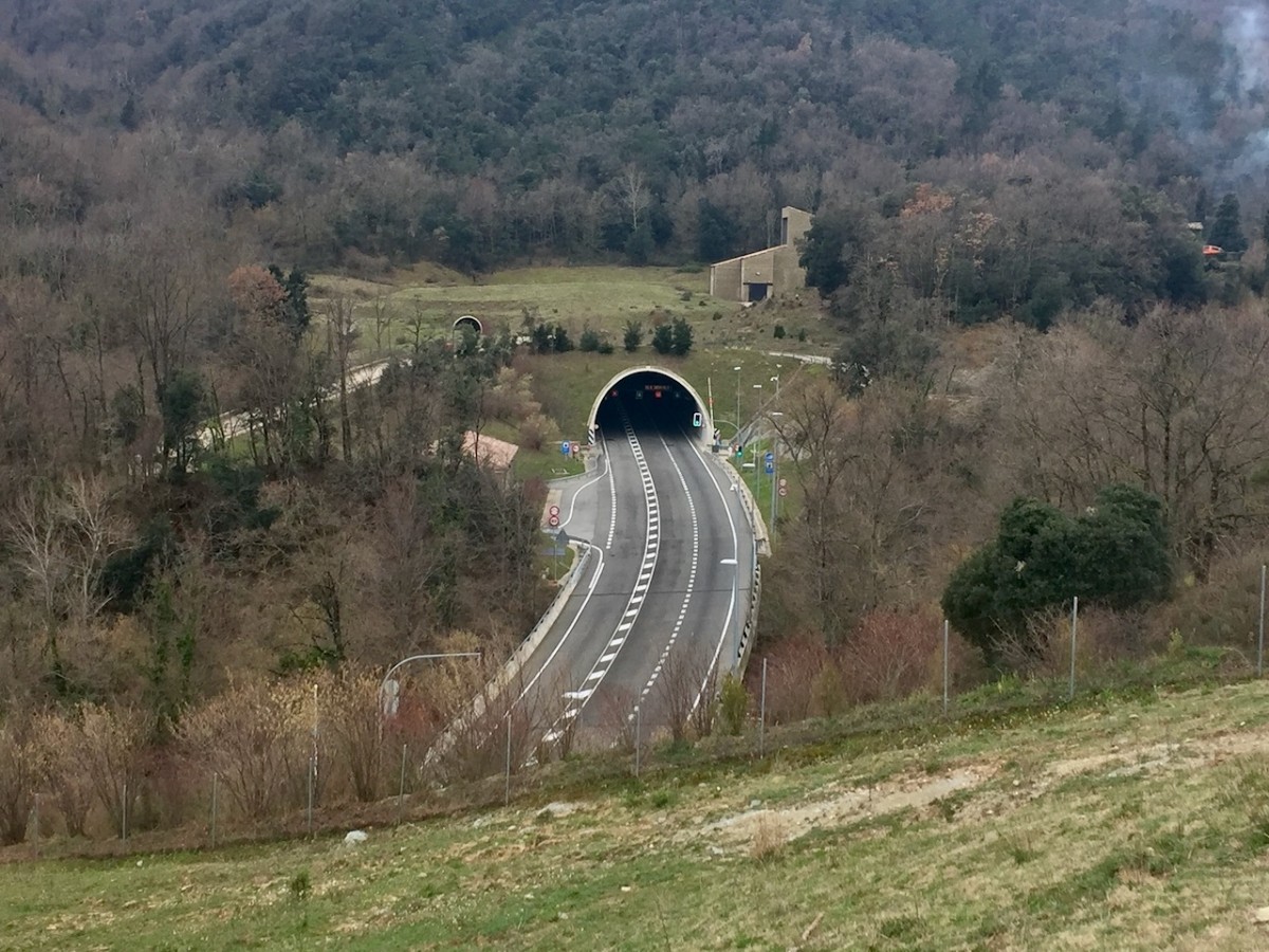 L'entrada al túnel de Bracons, al terme de Joanetes (Vall d'en Bas), en direcció a Vic (Osona).