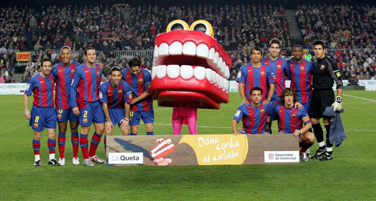 La campanya 'Dóna corda al català', el 2005, tenia per objectiu promoure l'ús social de la llengua. A la imatge, la 'Queta' amb el primer equip del FC Barcelona.