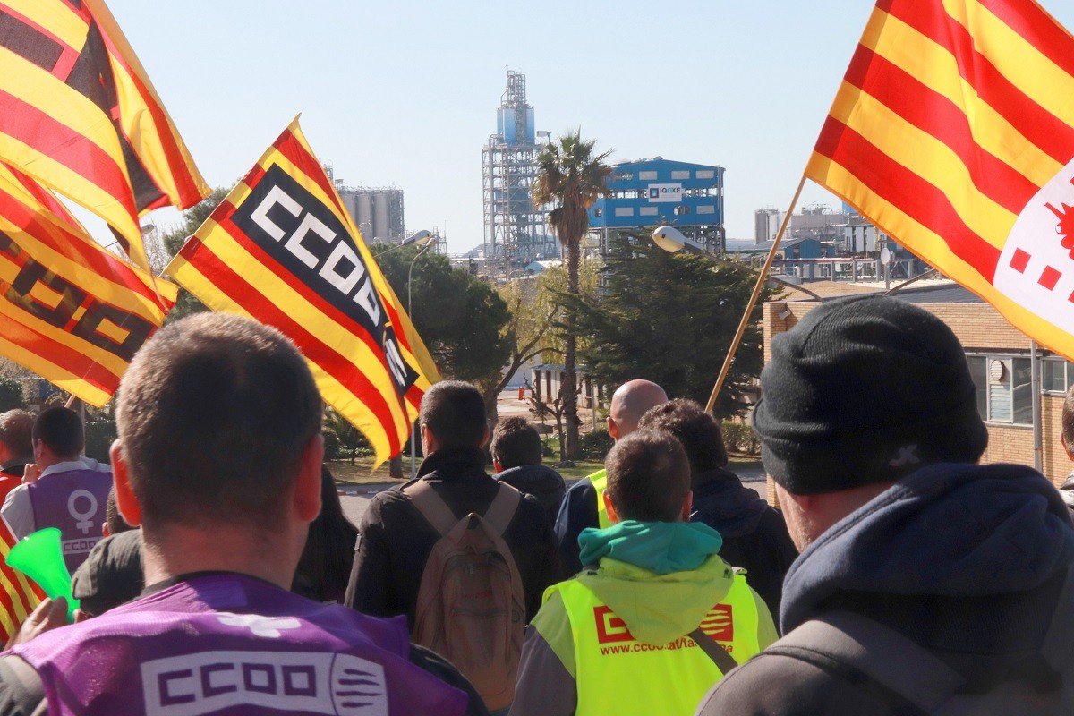 Treballadors camí de la porta d'Iqoxe, durant la vaga al sector petroquímic de Tarragona