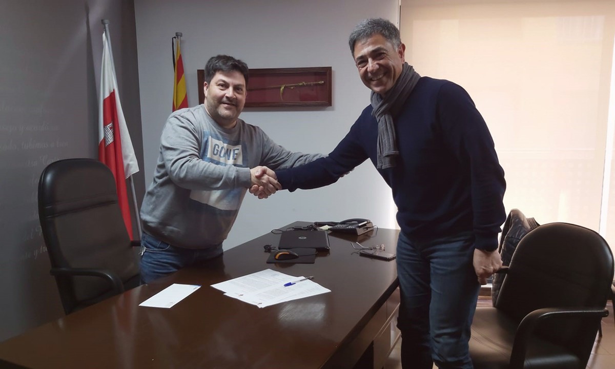 L’alcalde Alfred Blanch, i Juan Manuel de las Heras, representant d’ADIF, en la signatura de l'acord.
