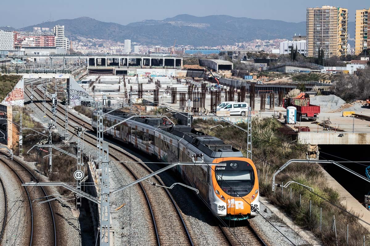 Un tren de Rodalies circulant per la xarxa de Barcelona 