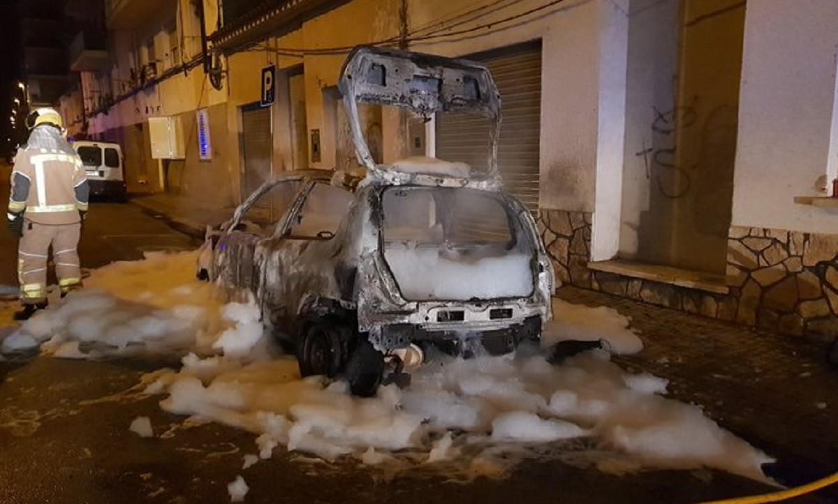 El vehicle del portaveu de Vox a l'Ajuntament de Salt, Sergi Fabri, després de l'incendi