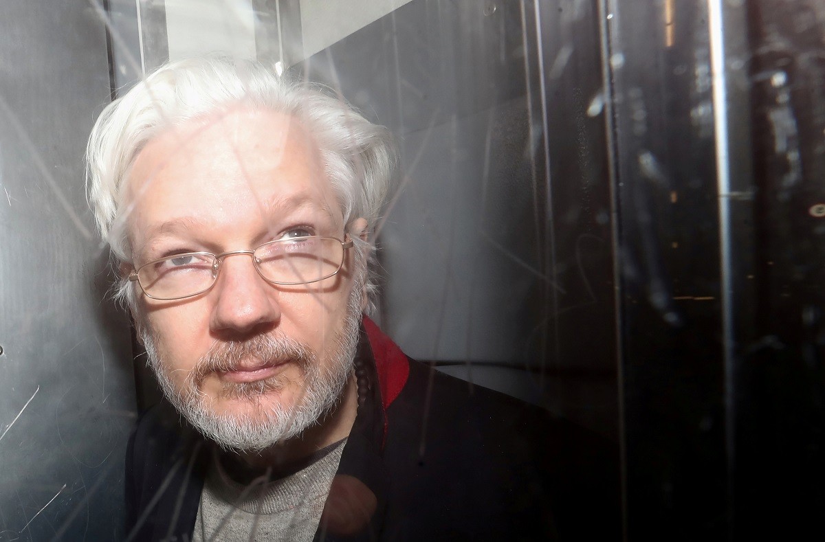Julian Assange, sortint dels jutjats de Londres al gener