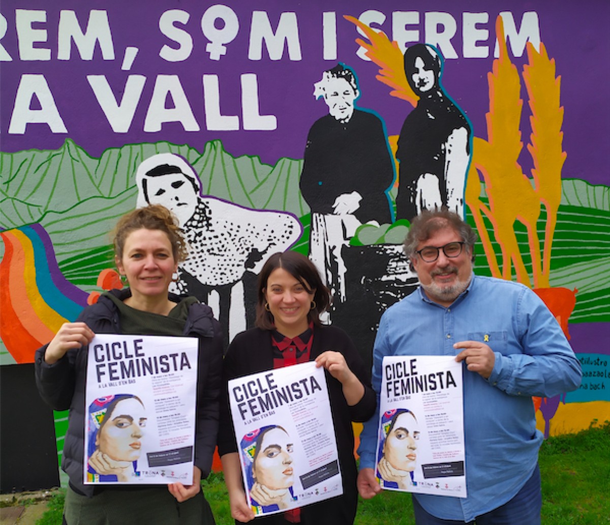 Tina Ruíz, Laura Canalias i Lluís Amat han presentat el cicle davant el mural feminista de Sant Esteve.