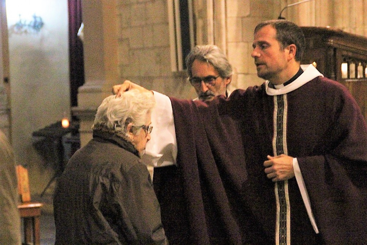 El bisbe de Solsona ha imposat la cendra als fidels Foto: Ramon Estany