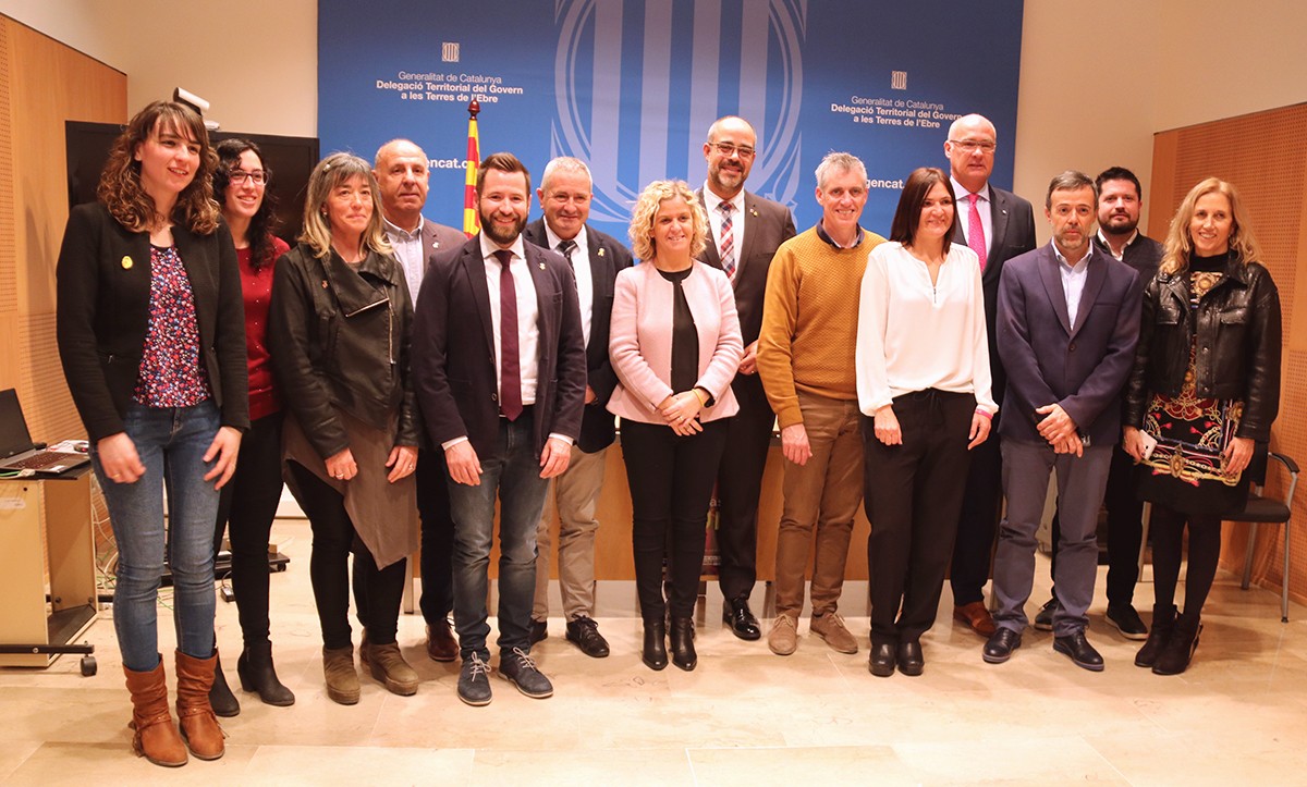 Foto del conseller d'Interior, Miquel Buch, amb els representants dels ajuntaments ebrencs que han signat el protocol contra violències sexistes en entorns d'oci.