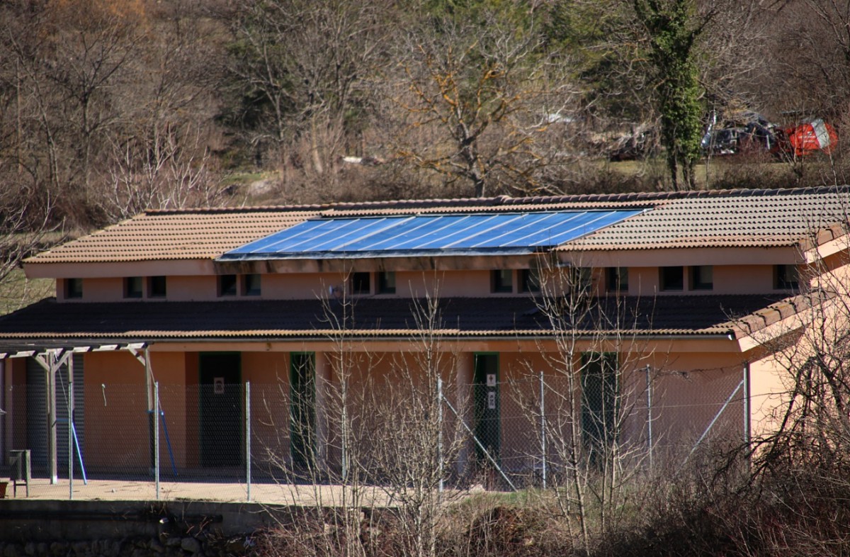 Plaques fotovoltaiques a la piscina municipal de Sant Julià de Cerdanyola