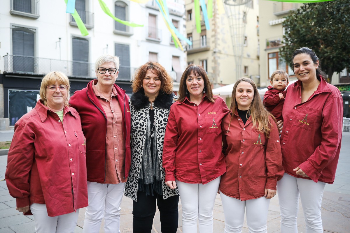 Membres de la colla Els Xerrics d'Olot amb la regidora Imma Muñoz a la plaça Major.