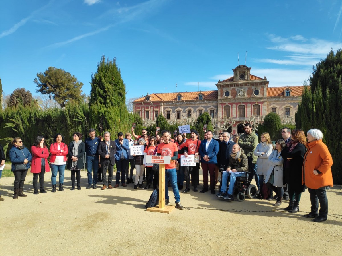 Roda de premsa del Sindicat de Llogaters al Parlament de Catalunya. 