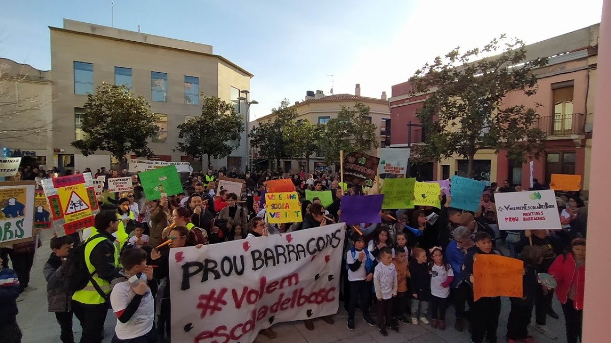 Imatge d'una protesta davant de l'Ajuntament per la construcció de l'Escola del Bosc