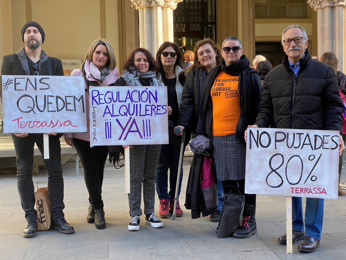 Roda de premsa del Sindicat de Llogaters al Parlament de Catalunya. 