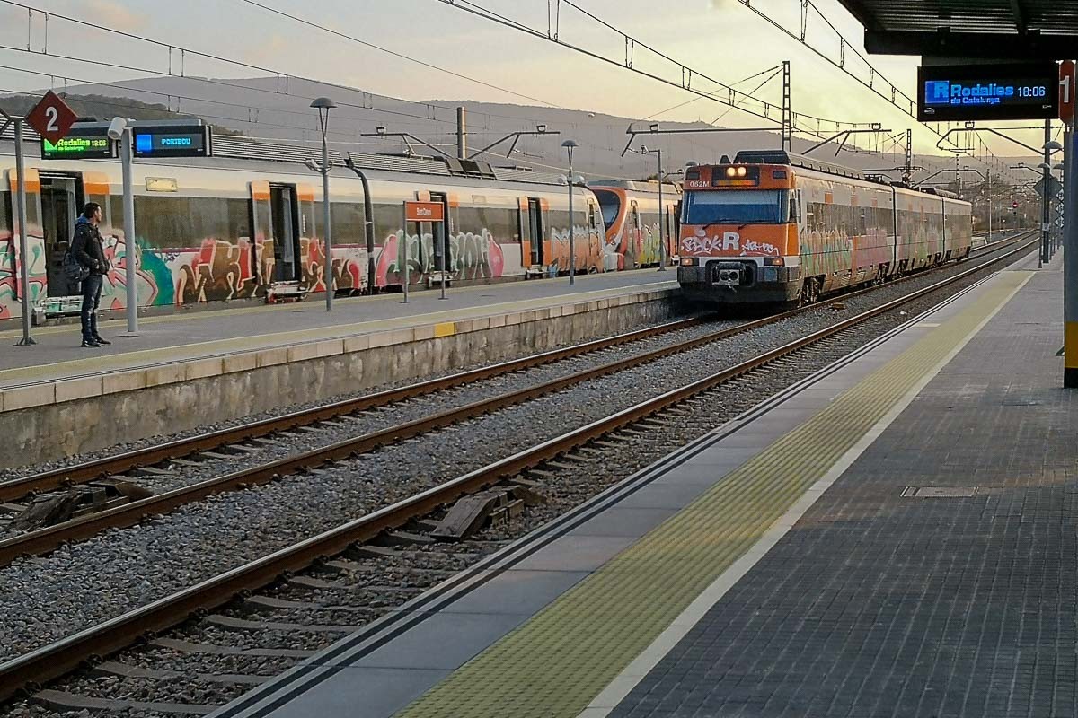 Un tren de la línia de rodalies R11 arribant a l'estació de Sant Celoni