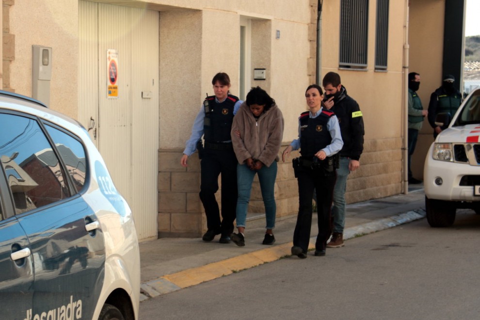 Moment en què els Mossos s'emporten detinguda una dona d'un domicili de Rosselló