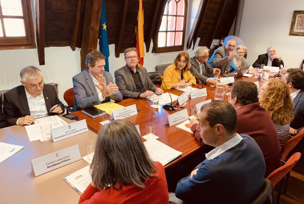 Imatge de la trobada de Joan Talarn amb els alcaldes de l’Alt Urgell