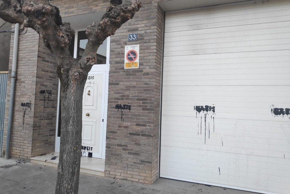 Les pintades al portal i el garatge del domicili de l’alcaldessa