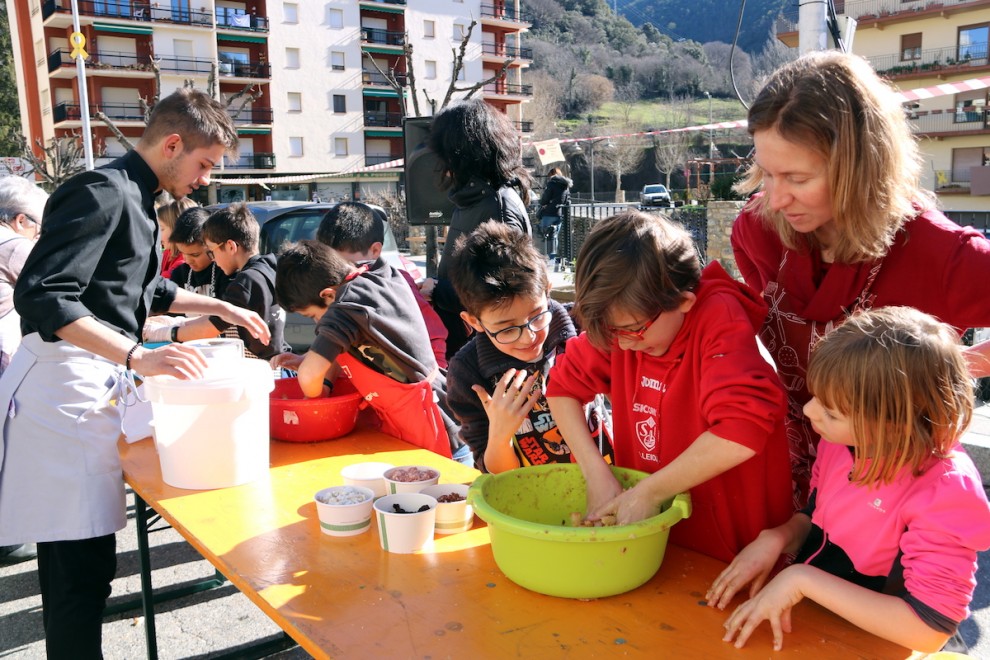 Alumnes de l'escola de Sort participant al taller de facit de Carnaval