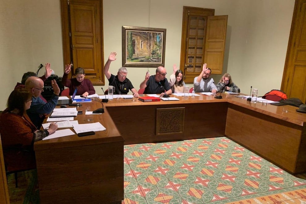 L'aprovació de la consulta va comptar amb els vots d’ERC i Junts i l’absència dels del PSC