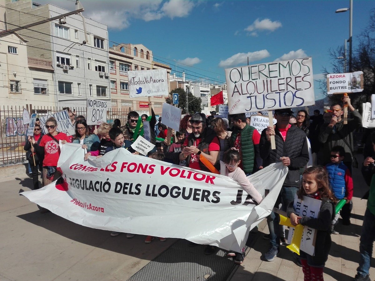 Manifestació contra Azora a Badalona