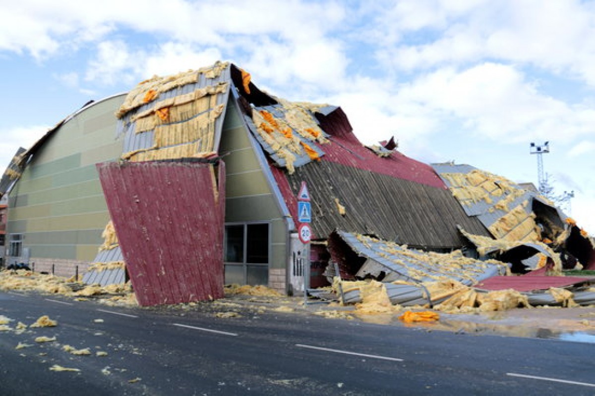 El pavelló de Cervera, amb la taulada destrossada pel vent