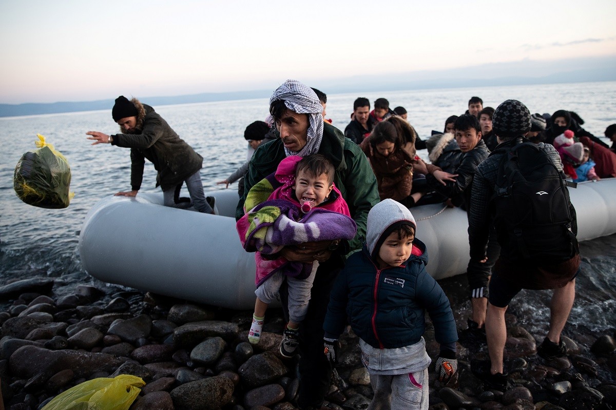 Diverses persones baixen d'embarcacions a la costa de Grècia fugint dels atacs xenòfobs