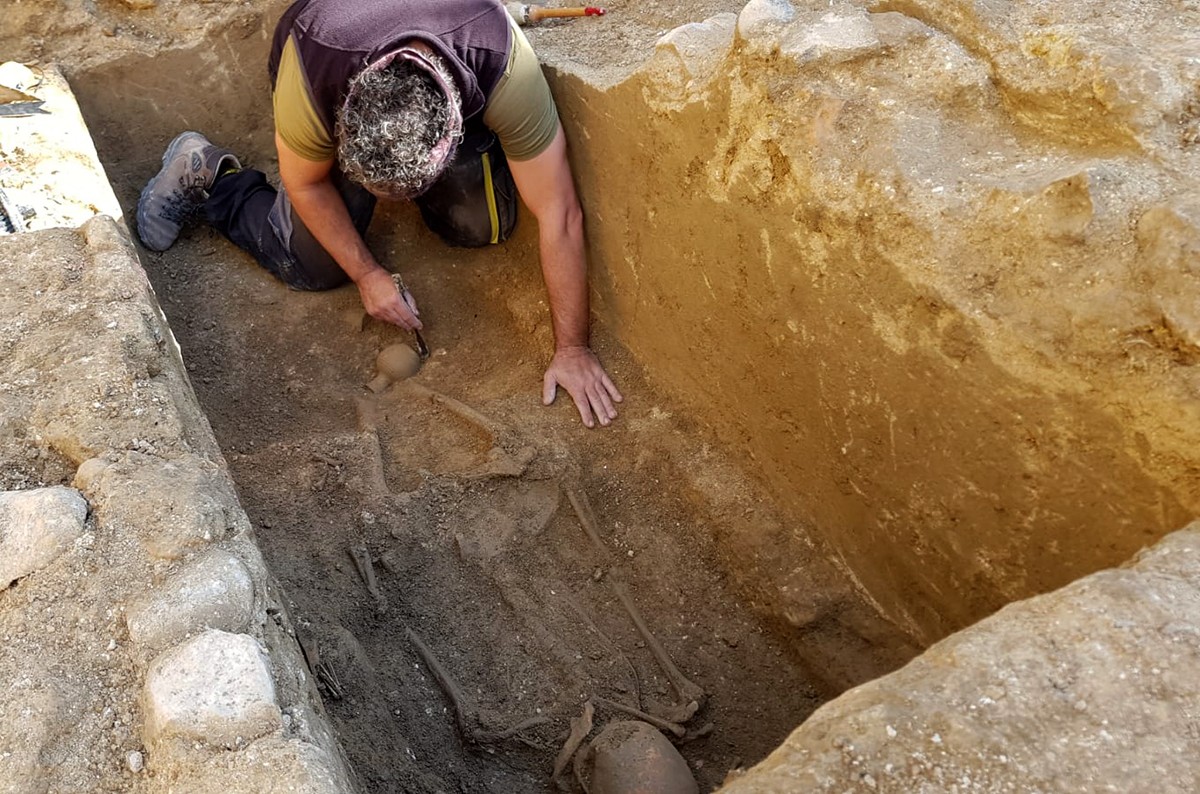 Un dels arqueòlegs treballant sobre les restes d'una de les tombes de l'antiga Dertosa