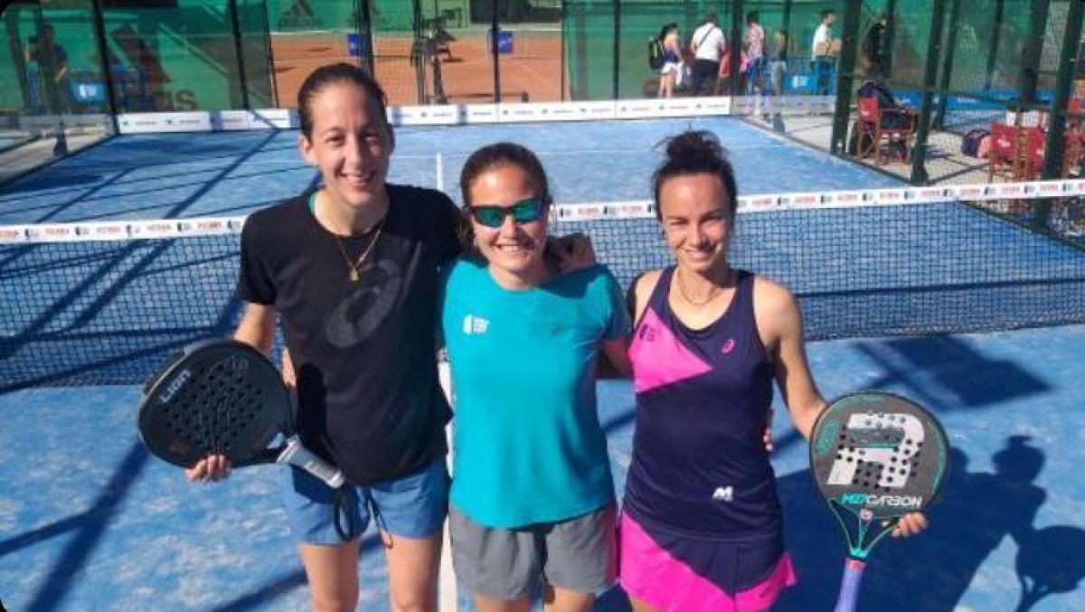 L'entrenadora Marcela Ferrari (al centre) amb les jugadores Sara Pujals i Núria Rovira.