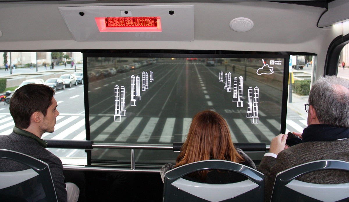 Pantalla de realitat augmentada situada a l'interior de l'autobús turístic